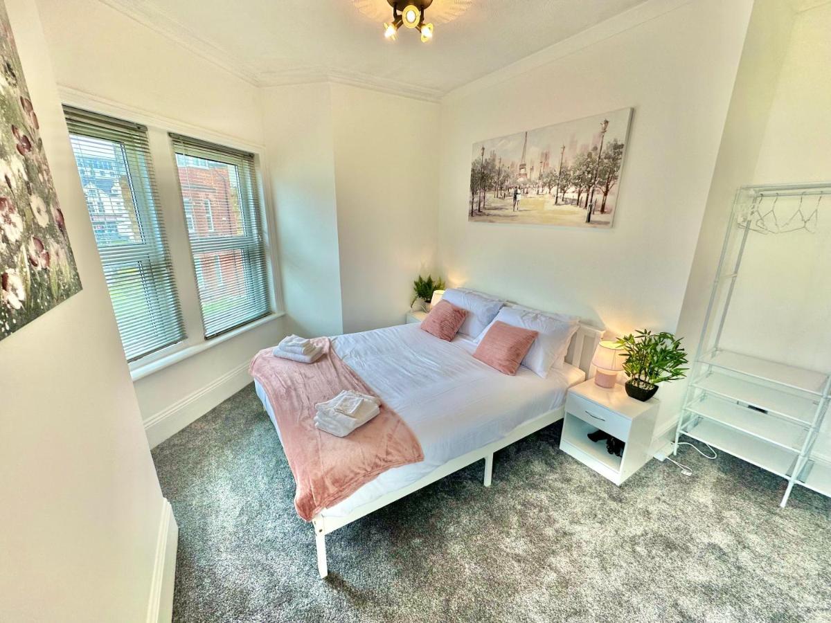 Chic Apartment In Central Bournemouth With Parking Extérieur photo