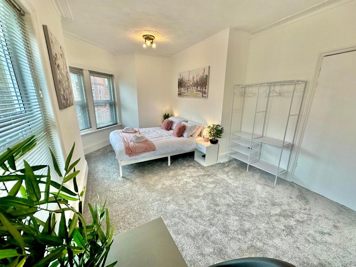 Chic Apartment In Central Bournemouth With Parking Extérieur photo
