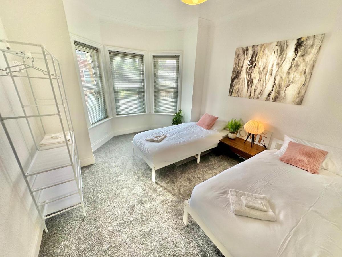 Chic Apartment In Central Bournemouth With Parking Extérieur photo