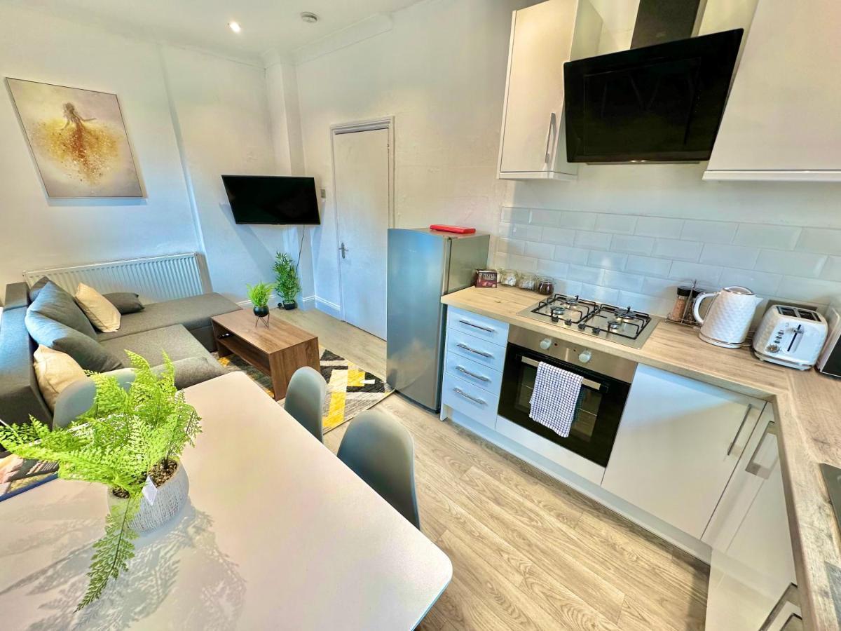 Chic Apartment In Central Bournemouth With Parking Extérieur photo